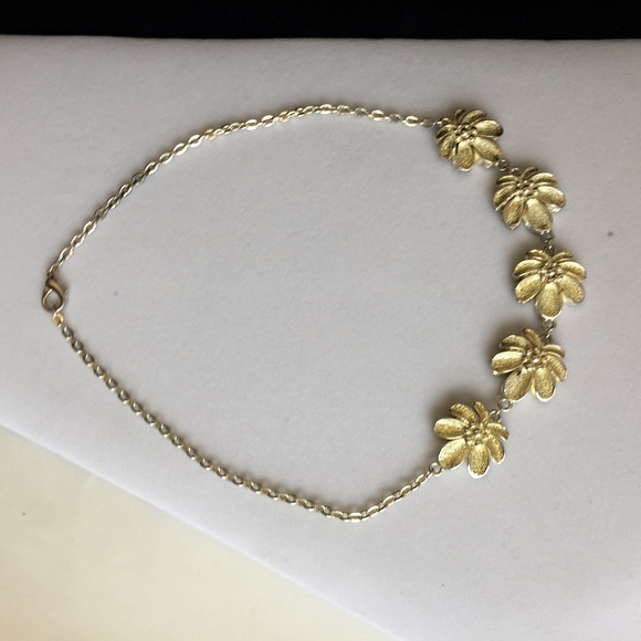 Black & White Flower Necklace - Picture 5 of 6